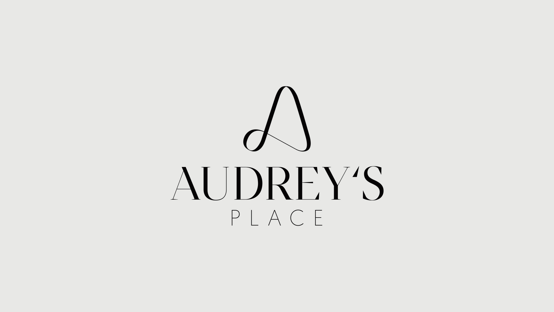 Logo "Audrey's Place" in Schwarz auf hellgrauem Hintergrund