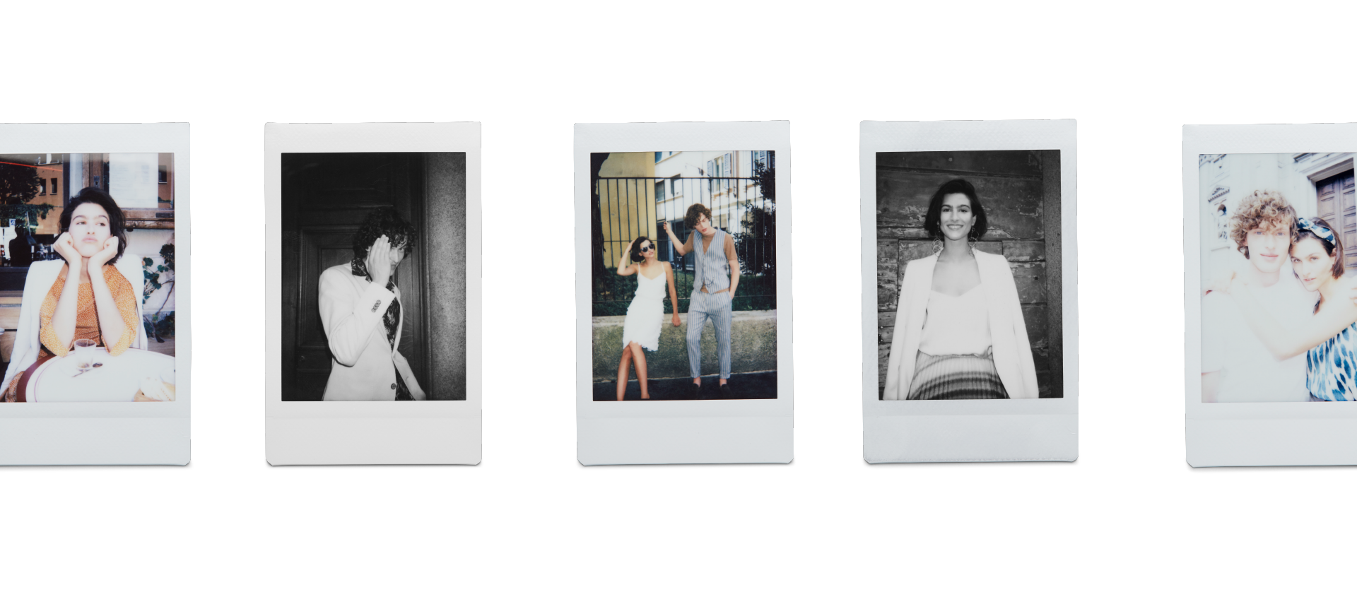 Fünf Polaroidfotos zeigen Frauen und Männer in verschiedenen Outfits, teils farbig, teils schwarz-weiß.