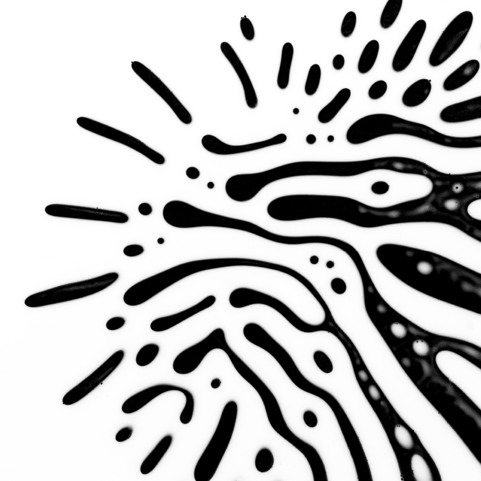 Makro-Aufnahme einer schwarzen Flüssigkeit auf weißem Hintergrund