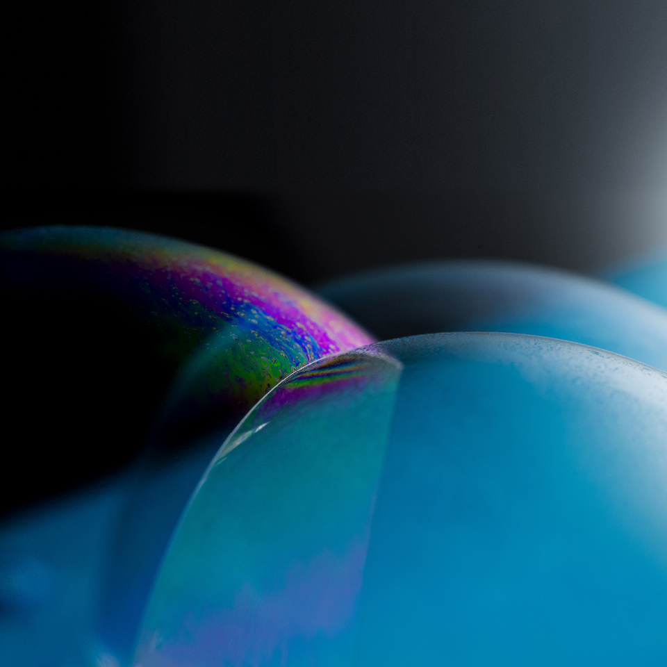 Makro-Aufnahme einer Seifenblase vor dunklem Hintergrund