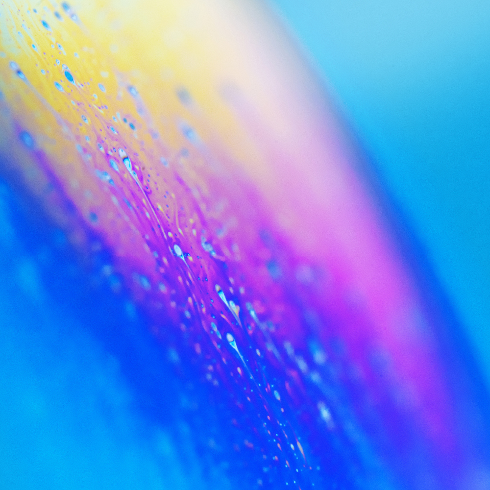 Makro-Aufnahme einer Seifenblase vor dunklem Hintergrund