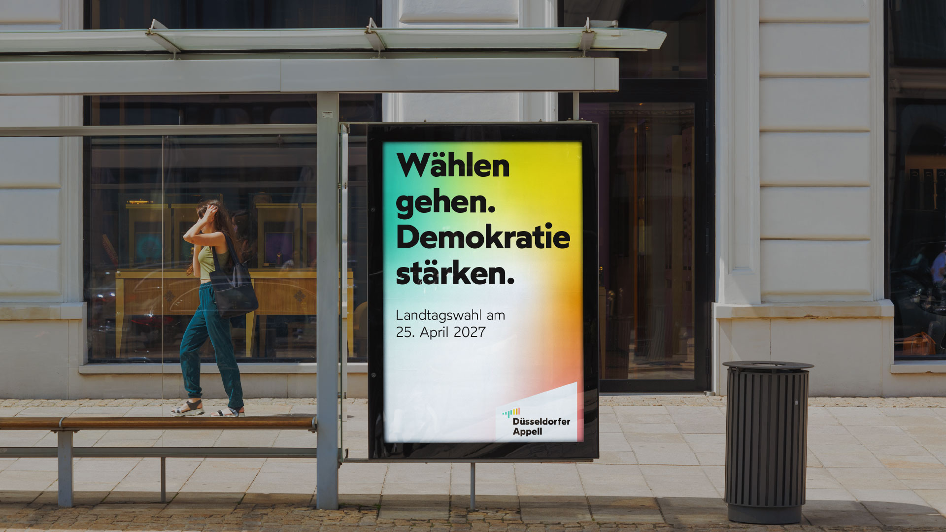 City-Light-Plakat des Düsseldorfer Appells mit dem Aufruf ‚Wählen gehen. Demokratie stärken.‘ zur Landtagswahl 2027