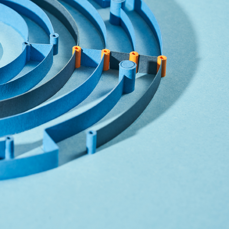 Detailaufnahme eines blauen Papier-Artworks in Labyrinthform.