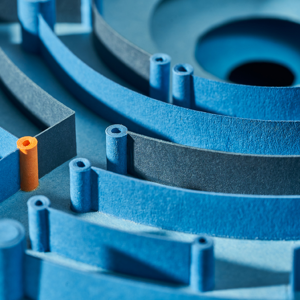 Detailaufnahme eines blauen Papier-Artworks in Labyrinthform.