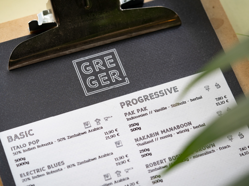 Getränkekarte auf Klemmbrett mit Logo "Greger"