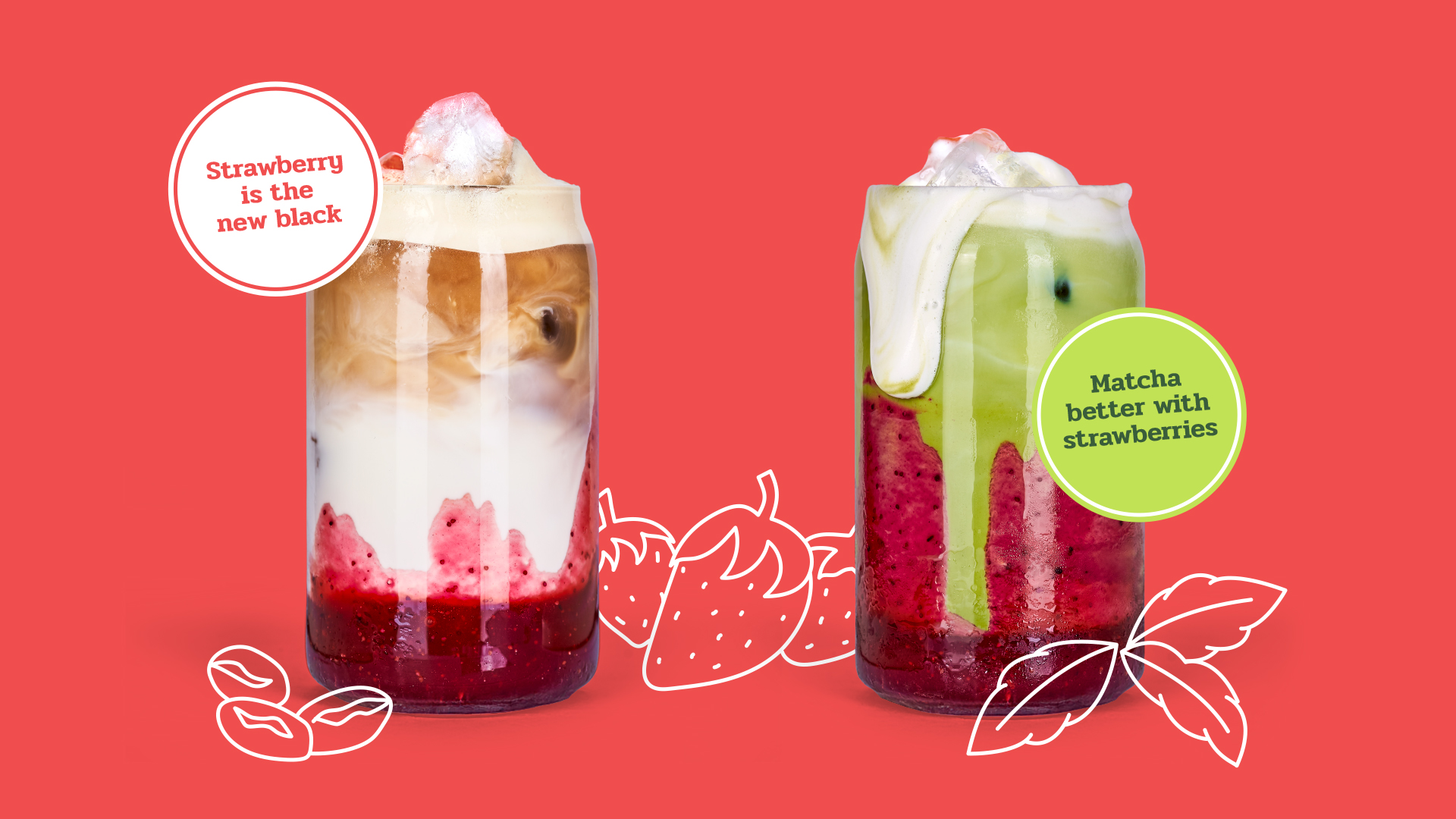 Zwei Gläser mit Iced Drinks auf Erdbeerbasis vor rotem Hintergrund mit Illustrationen, links Kaffee mit Milch, rechts Matcha mit Milch.
