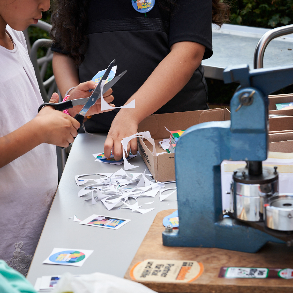 Kinder basteln Buttons mit dem Key Visual der Kampagne