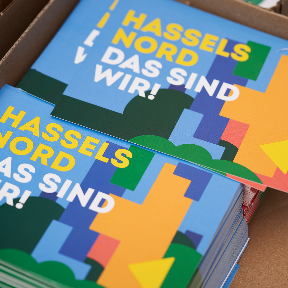 Bunte Aufkleber mit der Aufschrift „Hassels Nord – Das sind wir!“.