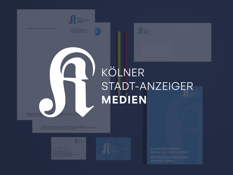 Logo der Kölner Atdt-Anzeiger Medien vor einer Auswahl an Geschäftsausstattung