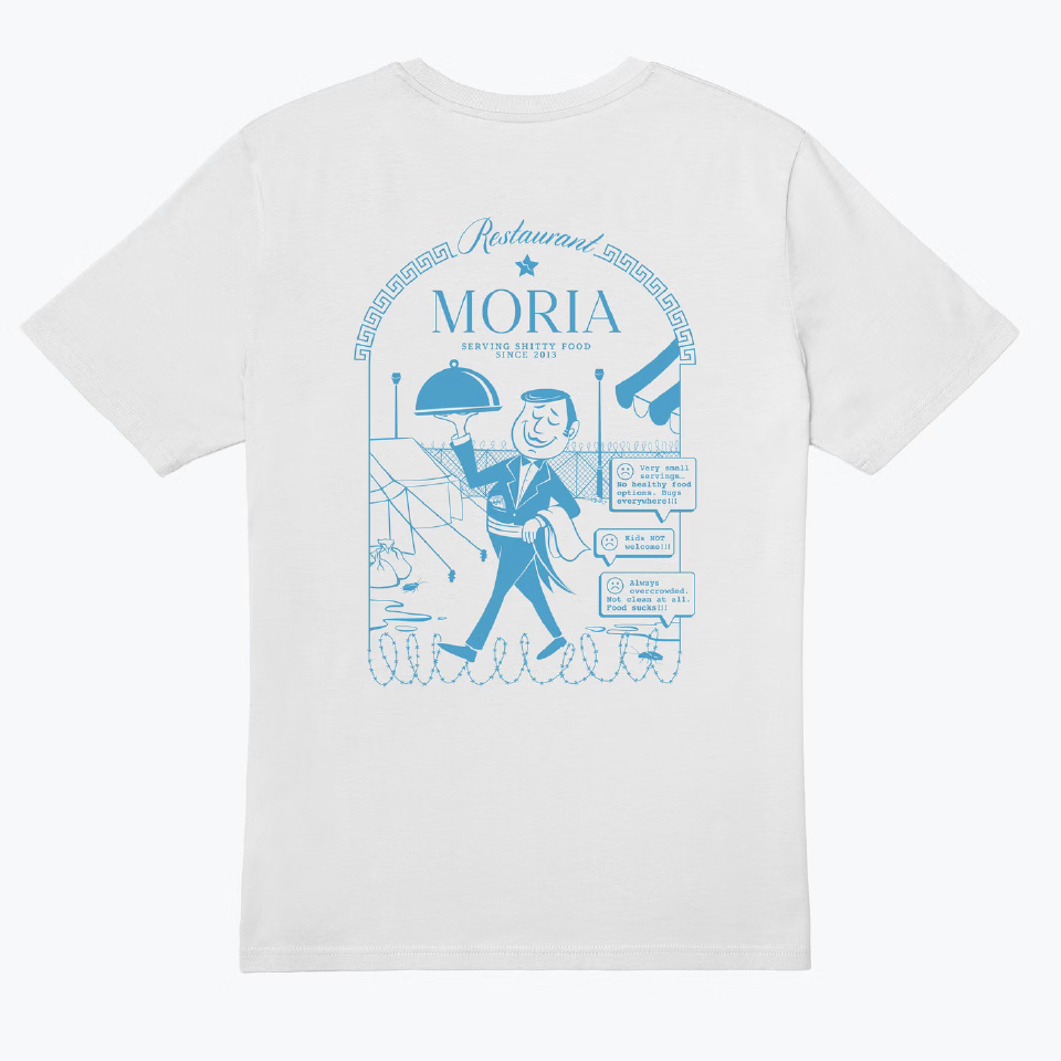 Ansicht eines weißen T-Shirts mit blauem Visual Design "Restaurant Moria" auf dem Rücken