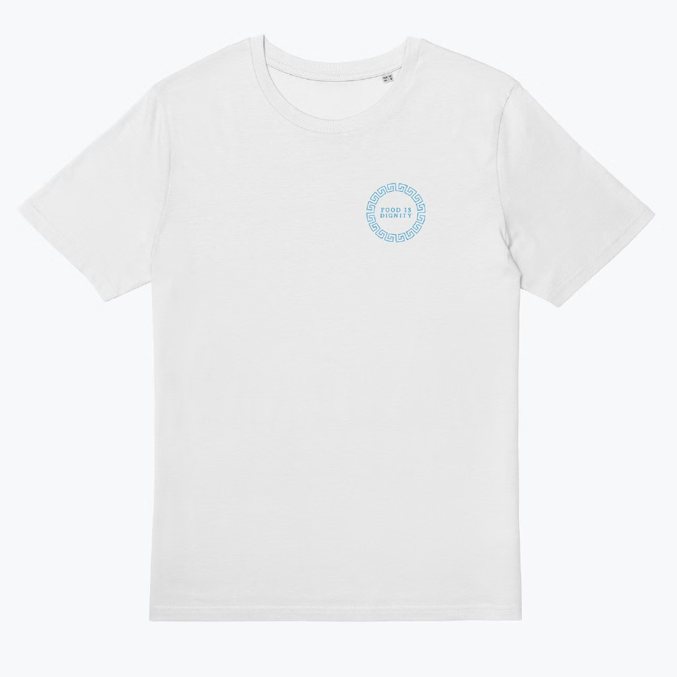 Ansicht eines weißen T-Shirts mit blauem Logo "Food is dignity" auf der Brust