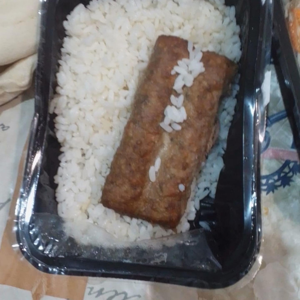 Foto einer unappetitlichen, abgepackten Mahlzeit