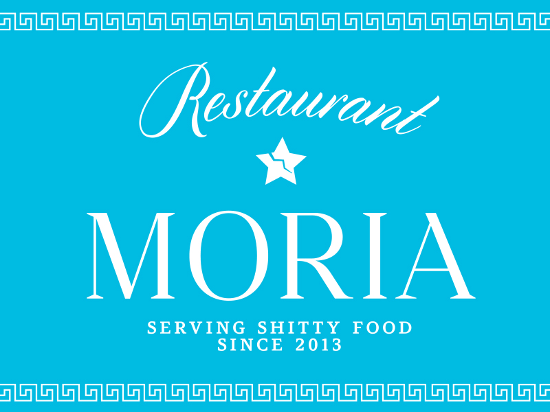 Logo und Schriftzug des fiktiven "Restaurant Moria" auf blauem Hintergrund mit weißem griechischem Muster.
