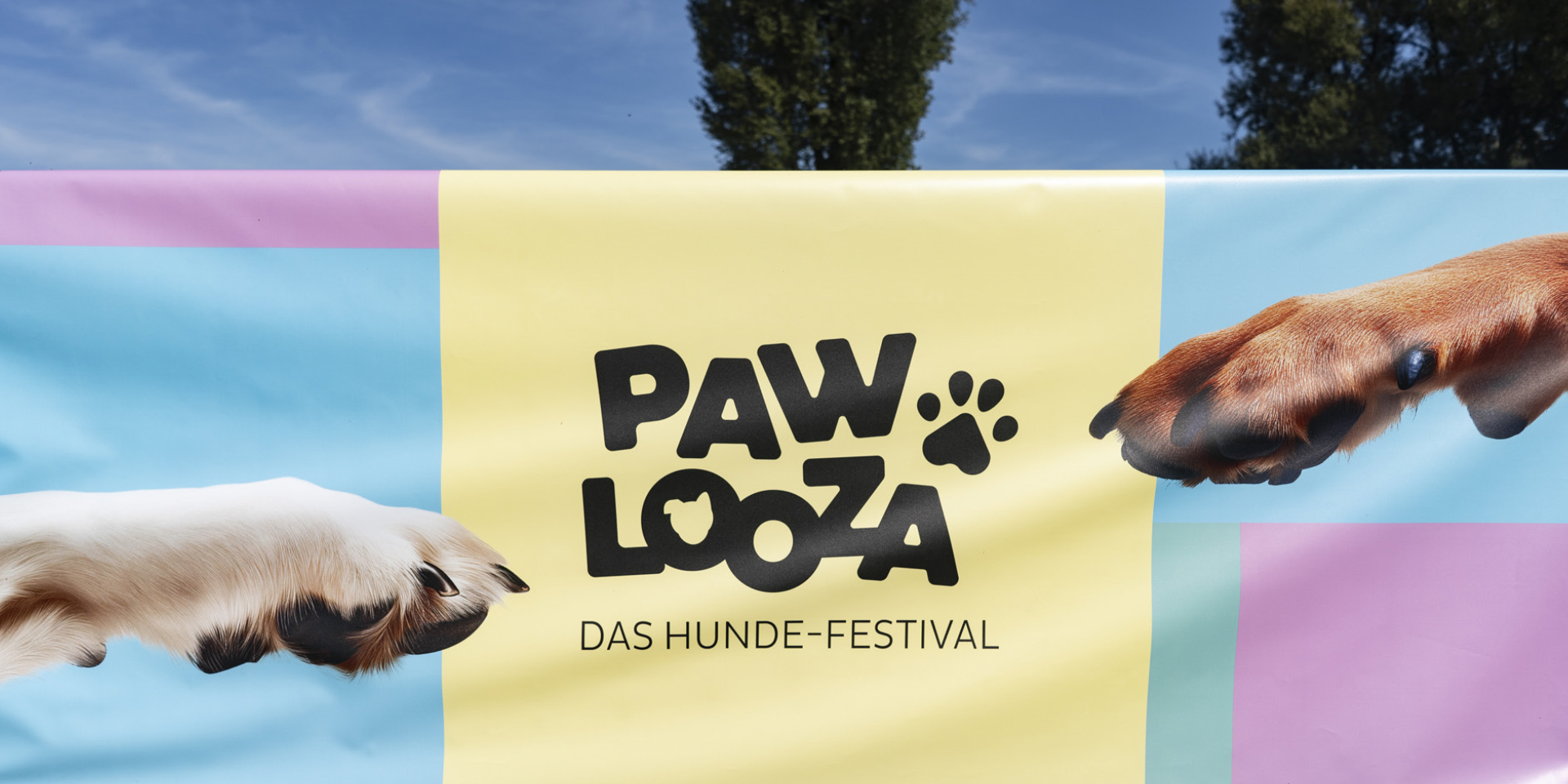 Logo „Pawlooza – Das Hunde-Festival“ auf einem Banner mit zwei Hundepfoten