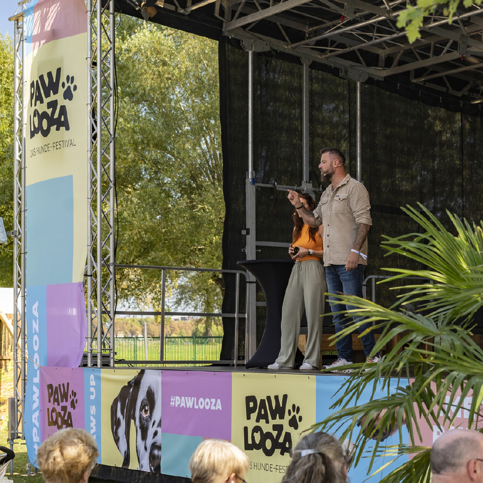 Zwei Personen moderieren auf der Pawlooza-Bühne beim Hunde-Festival.