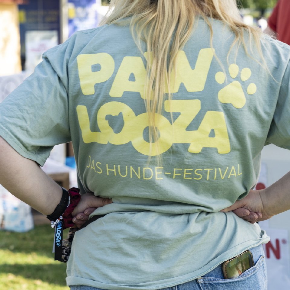 Logo „Pawlooza – Das Hunde-Festival“ auf den T-Shirt einer Event-Mitarbeiterin