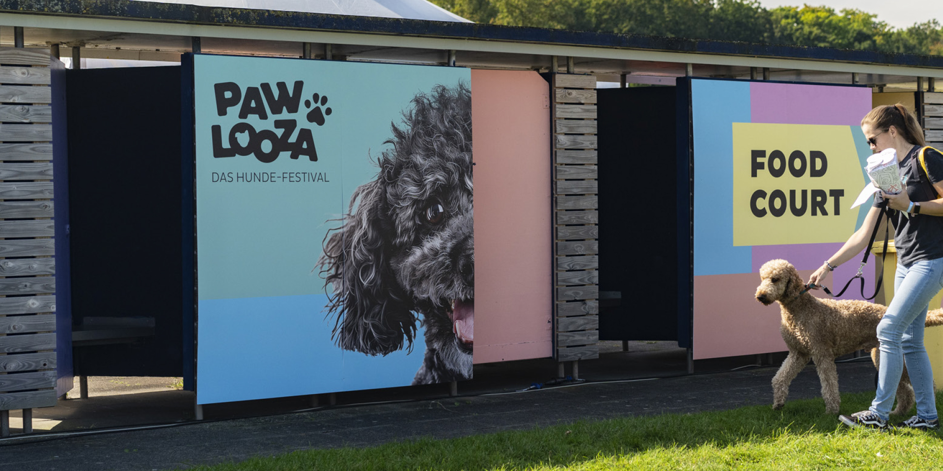 Frau mit Hund auf Festival-Gelände des Pawlooza