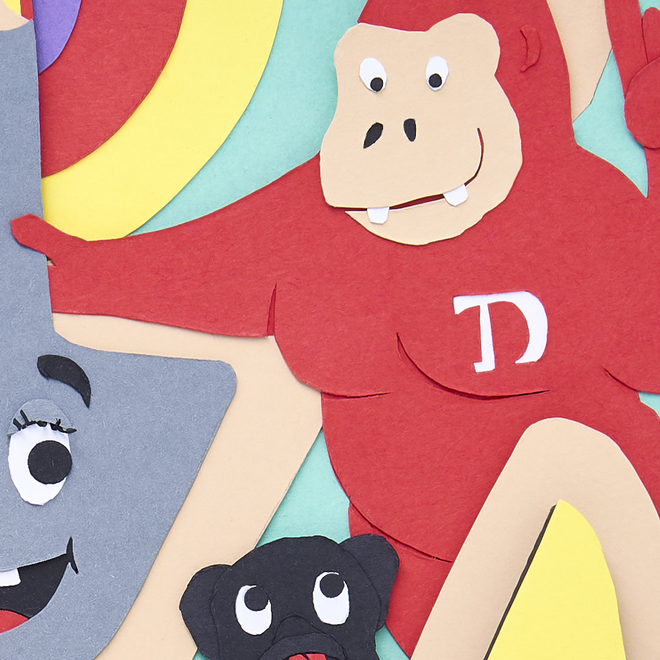 Close-Up von buntem Paper-Artwork mit Figuren, Symbolen und Text „10 Jahre The Dorf“