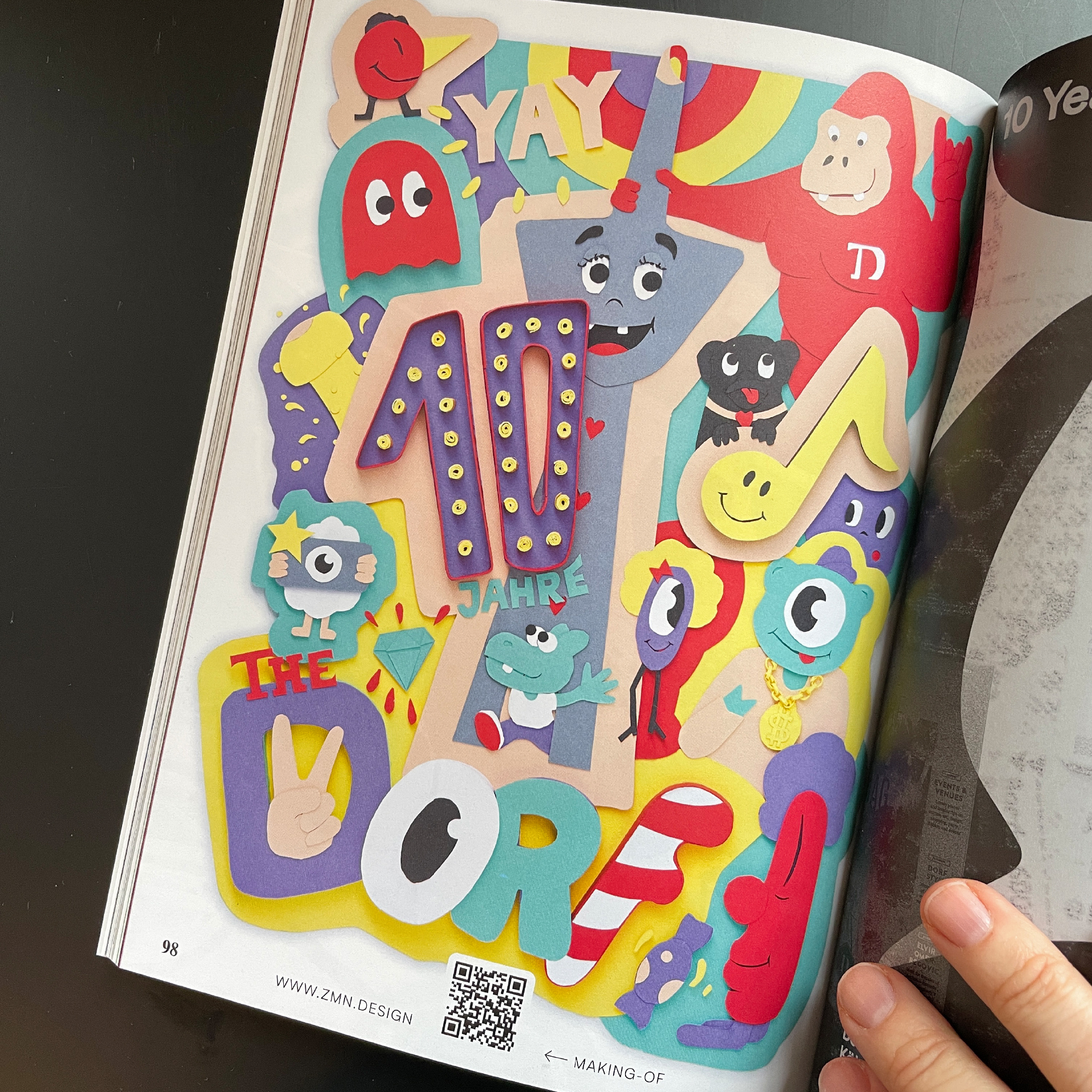 Aufgeschlagenes Magazin mit Paper-Artwork zum Jubiläum von The Dorf