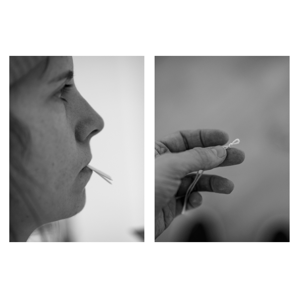 Schwarz-Weiß-Fotos: Links Nahaufnahme eines Gesichts mit Nägeln im Mund, rechts eine Hand, die ein Stück Garn mit Knoten hält.