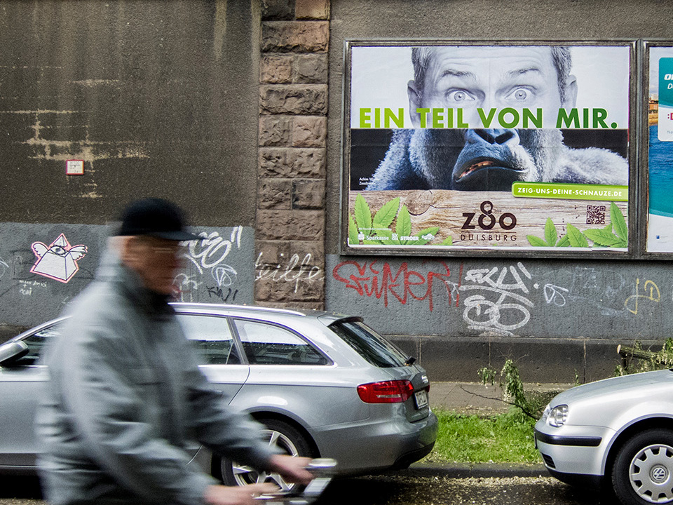 Großflächenplakat im städtischen Raum für den Zoo Duisburg mit Slogan ‚Ein Teil von mir‘ zum 80-jährigen Jubiläum.