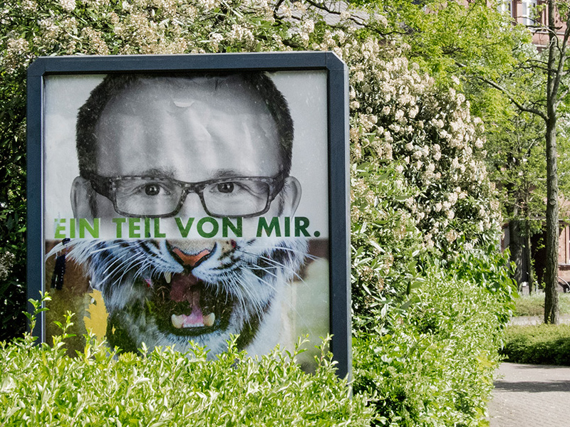 Citylight-Plakat im städtischen Raum für den Zoo Duisburg mit Slogan ‚Ein Teil von mir‘ zum 80-jährigen Jubiläum.