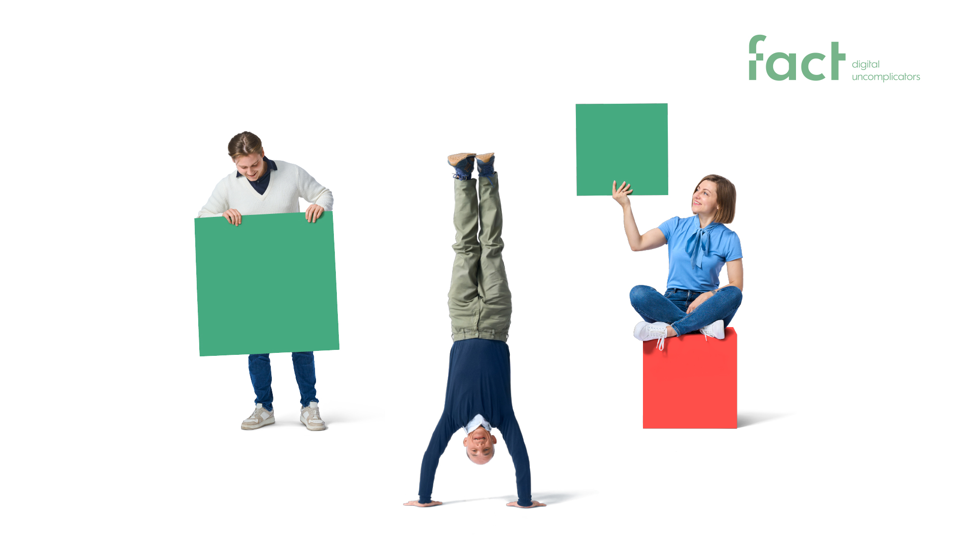 Drei Personen posieren mit bunten Quadraten spielerisch vor weißem Hintergrund mit fact-Logo.