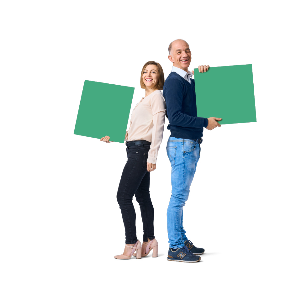 Zwei Personen posieren mit grünen Quadraten spielerisch vor weißem Hintergrund.