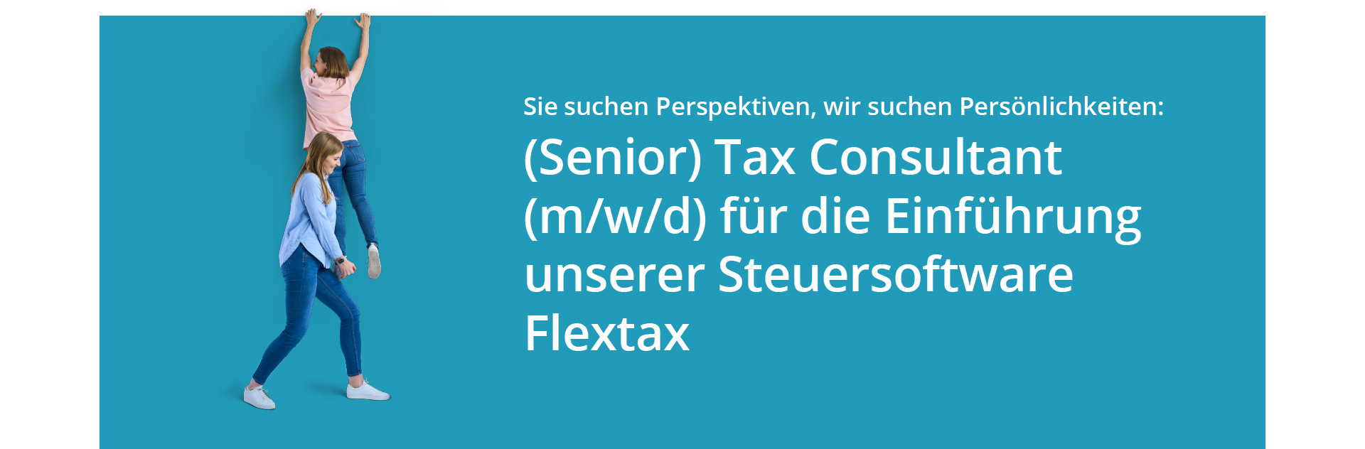 Zwei Frauen machen Räuberleiter vor blauem Hintergrund, daneben Stellenausschreibung bei fact.