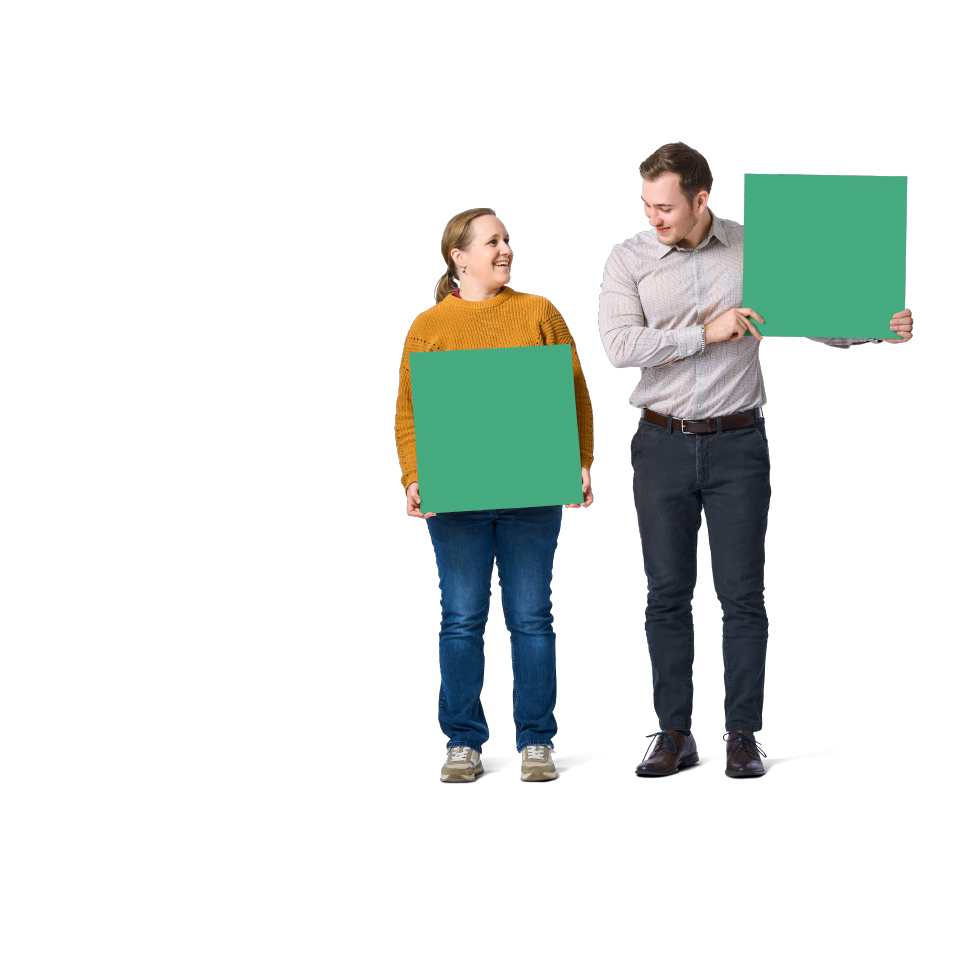 Zwei Personen posieren mit grünen Quadraten spielerisch vor weißem Hintergrund.