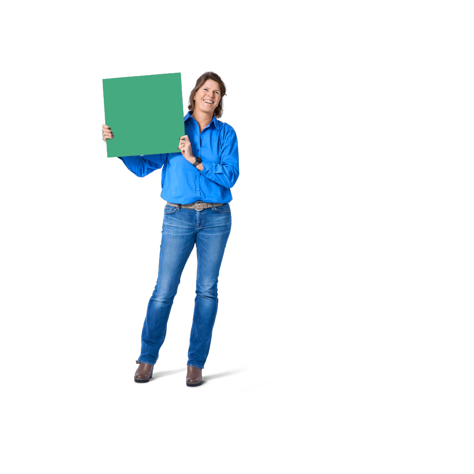 Eine Person posiert mit grünem Quadrat spielerisch vor weißem Hintergrund.