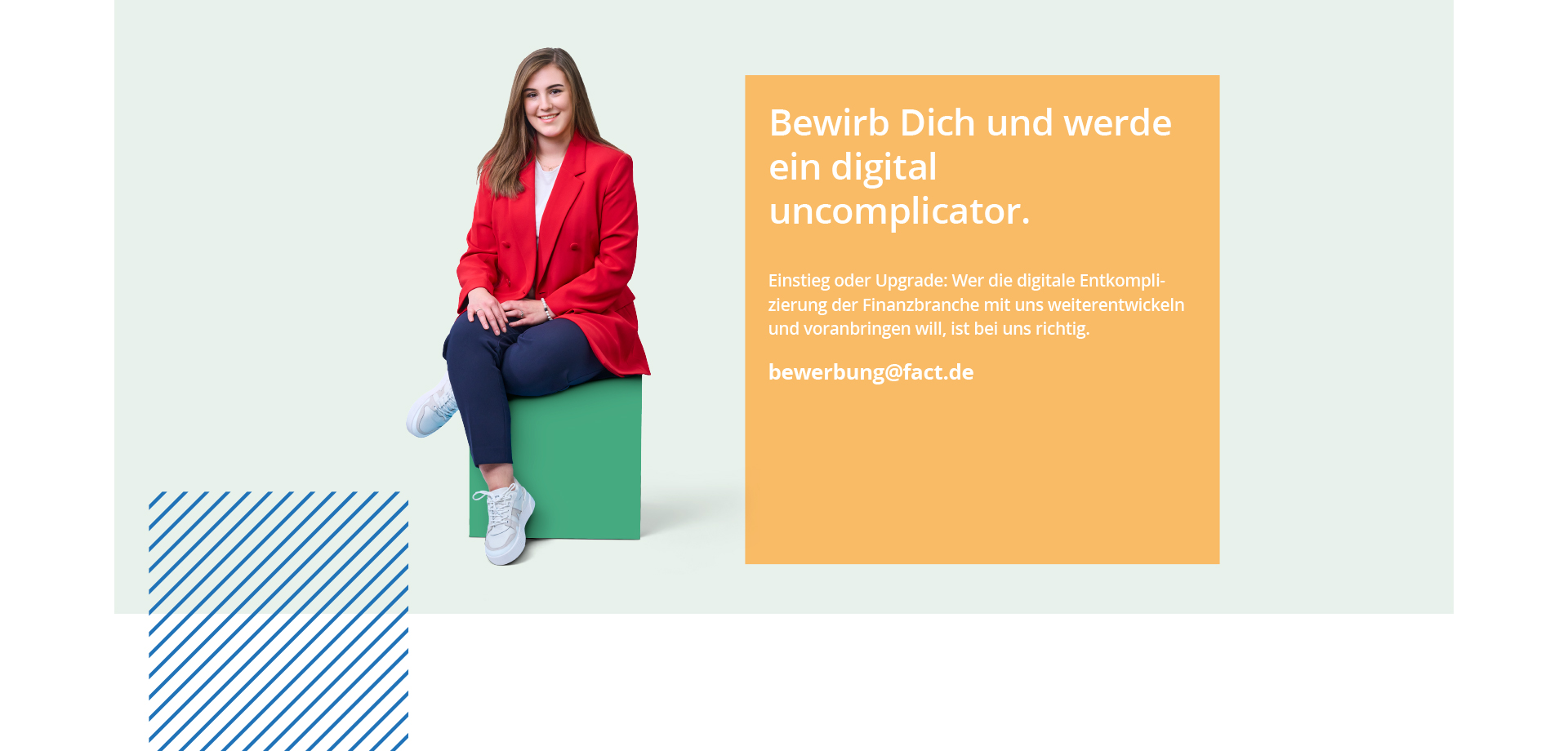 Frau im roten Blazer sitzt auf grünem Würfel neben Textfeld mit Stellenaufruf für fact.