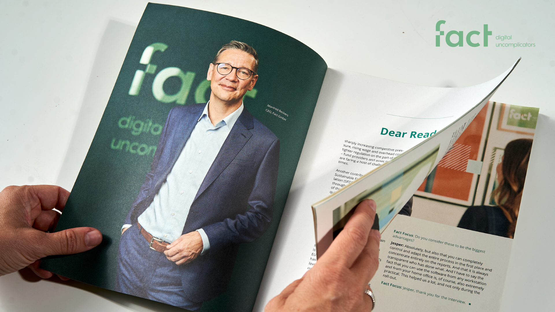 Aufgeschlagenes Magazin mit Foto eines Mannes im Anzug auf der linken Seite und Text auf der rechten Seite.