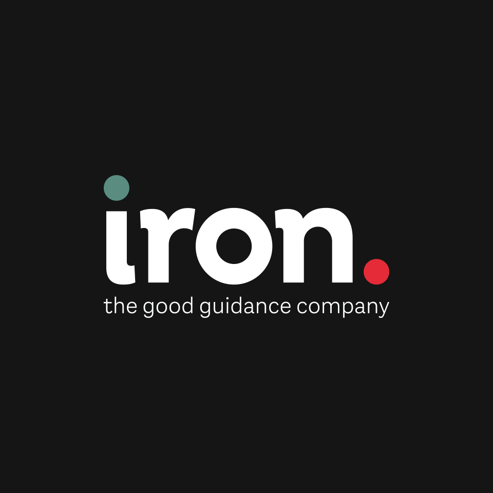 Logo „iron.“ in weißer Schrift mit grünem Punkt über dem „i“ und rotem Punkt nach dem „n“ auf schwarzem Hintergrund