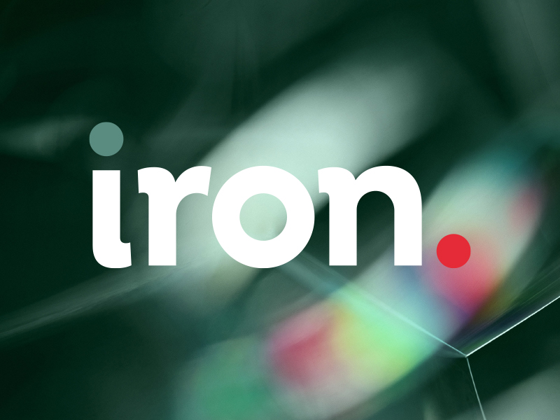 Logo „iron.“ in weißer Schrift mit grünem Punkt über dem „i“ und rotem Punkt nach dem „n“ vor Makrofotografie einer Blasenstruktur.